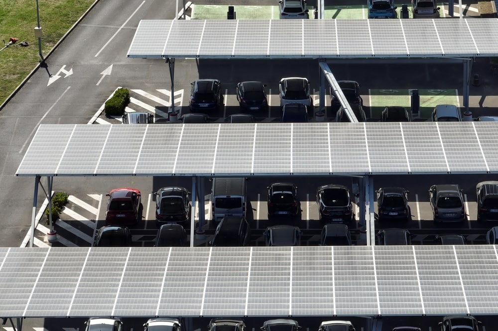 Les avantages des panneaux photovoltaïques sur les ombrières de parking : économie, écologie et confort