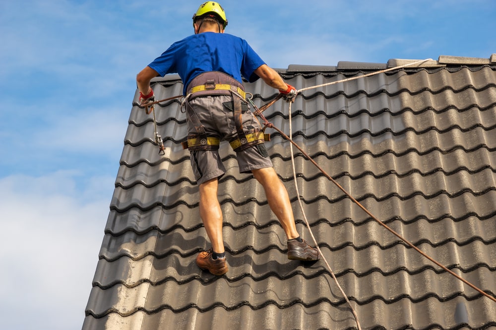 En haut sans risque : Les étapes pour une ascension sécurisée sur votre toit!